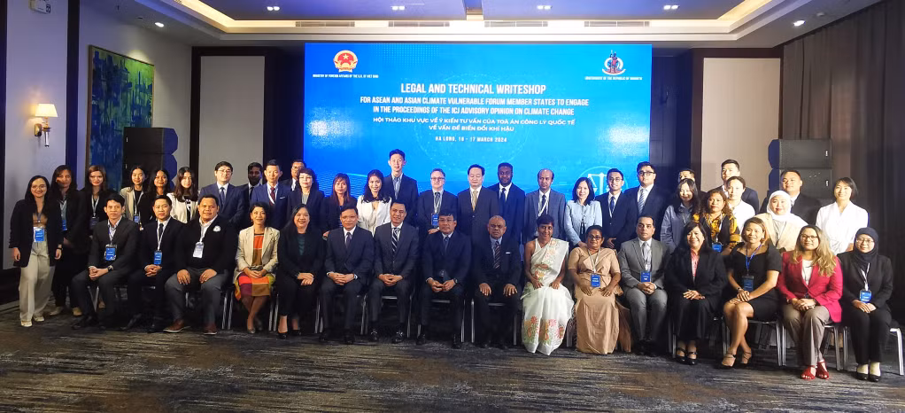 Các đại biểu tham gia hội thảo chụp ảnh kỷ niệm.