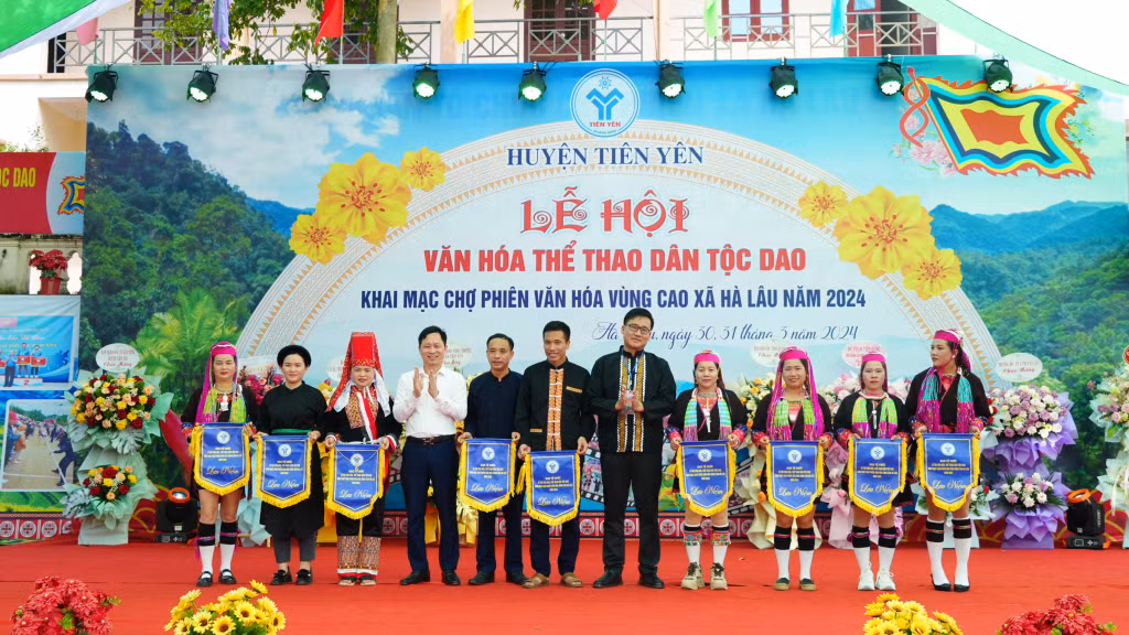 Ban tổ chức trao cờ lưu niệm cho các đội tham dự lễ hội.