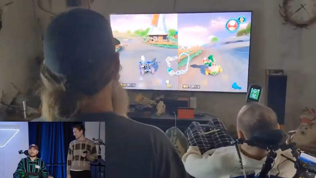 Nolan Arbaugh chơi game đua xe với bố của mình. Anh điều khiển nhân vật một cách mượt mà chỉ bằng ý nghĩ (Ảnh cắt từ clip).