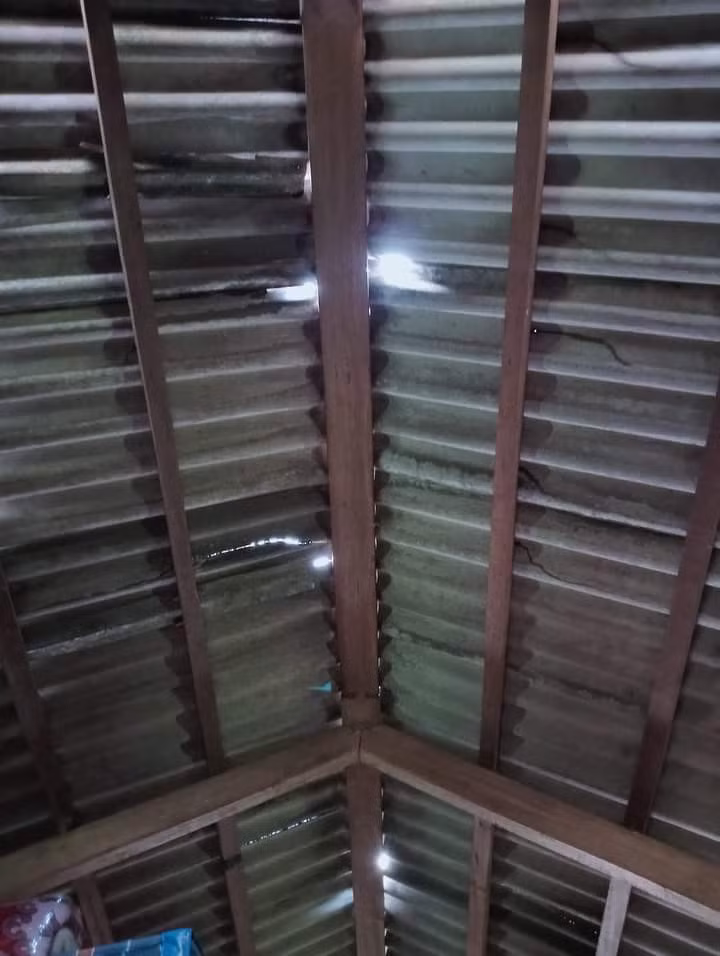 Mưa đá khá lớn làm thủng mái nhà dân.