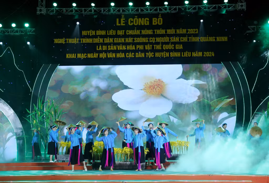 Biểu diễn làn điệu Soóng cọ tại Lễ công bố huyện Bình Liêu đạt chuẩn nông thôn mới năm 2023. Ảnh: Thu Chung