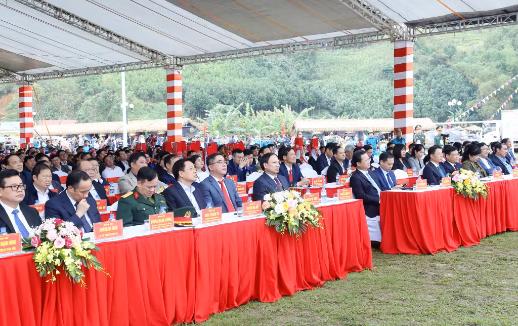 Các đại biểu tham dự buổi lễ.