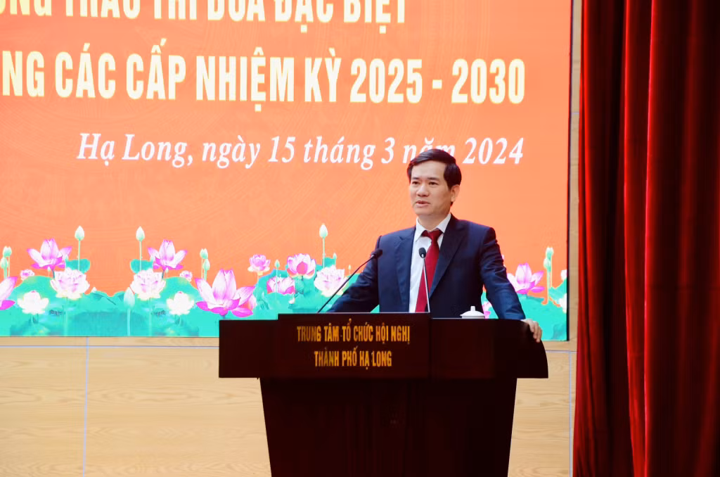 Đồng chí Vũ Quyết Tiến, Bí thư Thành ủy Hạ Long phát biểu chỉ đạo tại Lễ phát động.