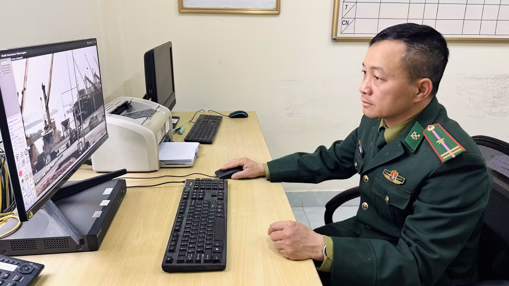 Cán bộ Trạm KSBP cửa khẩu cảng Cái Lân, Đồn BPCK Cảng Hòn Gai giám sát hoạt động XNC tại cảng Cái Lân.