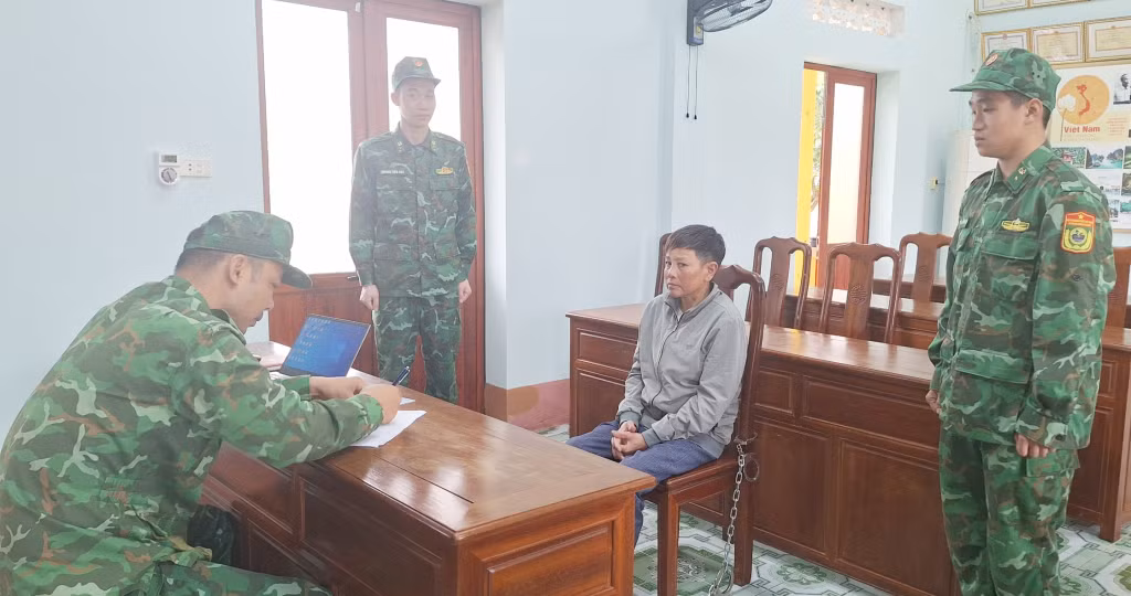 Cán bộ BĐBP lấy lời khai đối tượng