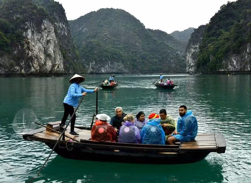 Du khách nước ngoài tham quan, khám phá vẻ đẹp của vịnh Lan Hạ (Hải Phòng). (Ảnh NGUYỄN ĐĂNG)