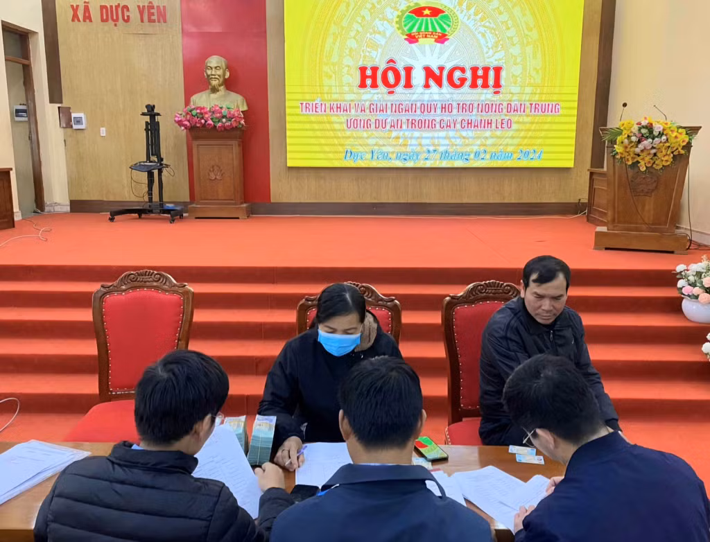 Giải ngân nguồn vốn Quỹ hỗ trợ nông dân tại xã Dực Yên (huyện Đầm Hà. Ảnh: HND tỉnh