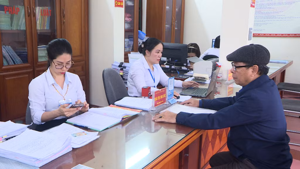 Người dân nhận kết quả giải quyết thủ tục hành chính liên thông tại phường Phương Đông, TP Uông Bí.