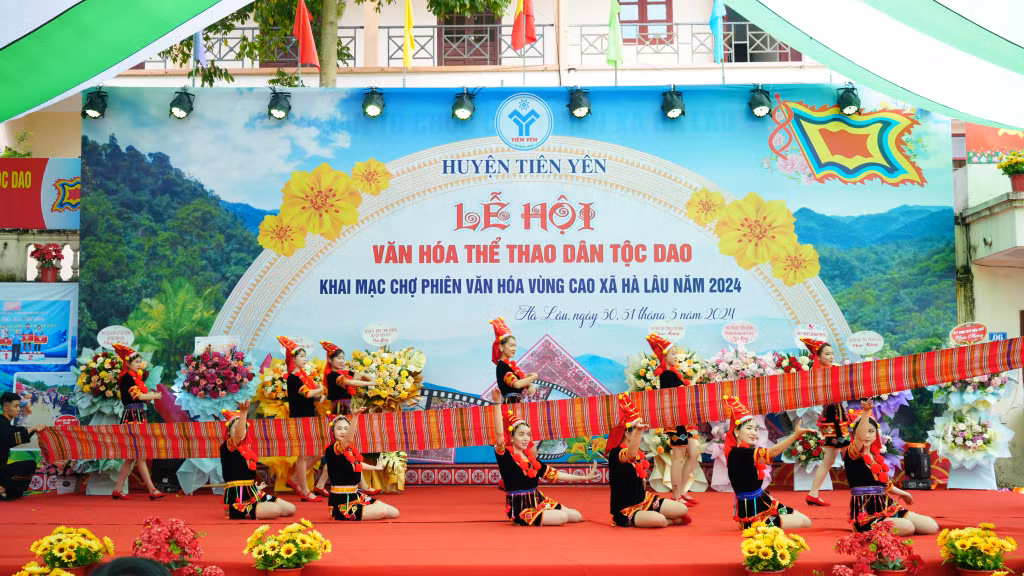 Chương trình văn nghệ chào mừng lễ hội.