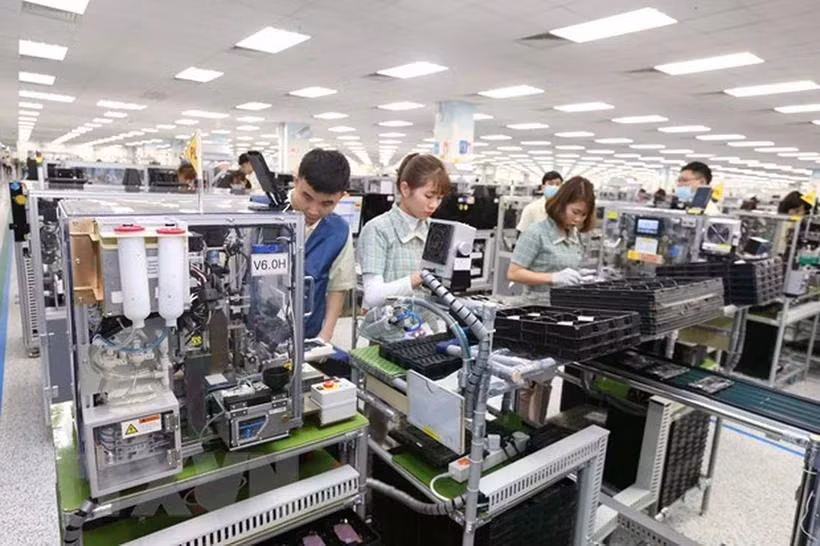 Công nhân Công ty TNHH Samsung Electronics Việt Nam sản xuất điện thoại thông minh. (Ảnh: Anh Tuấn/TTXVN)