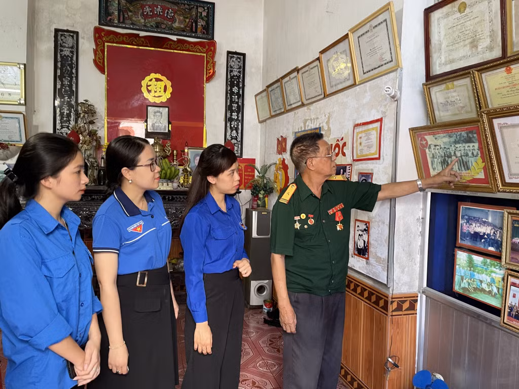 Ông Hà Trung Tuấn, CCB Trung đoàn 238 (Sư đoàn 332, Quân khu Đông Bắc) kể cho thế hệ trẻ Tiên Yên về ngày tiếp quản Tiên Yên 8/8/1954.