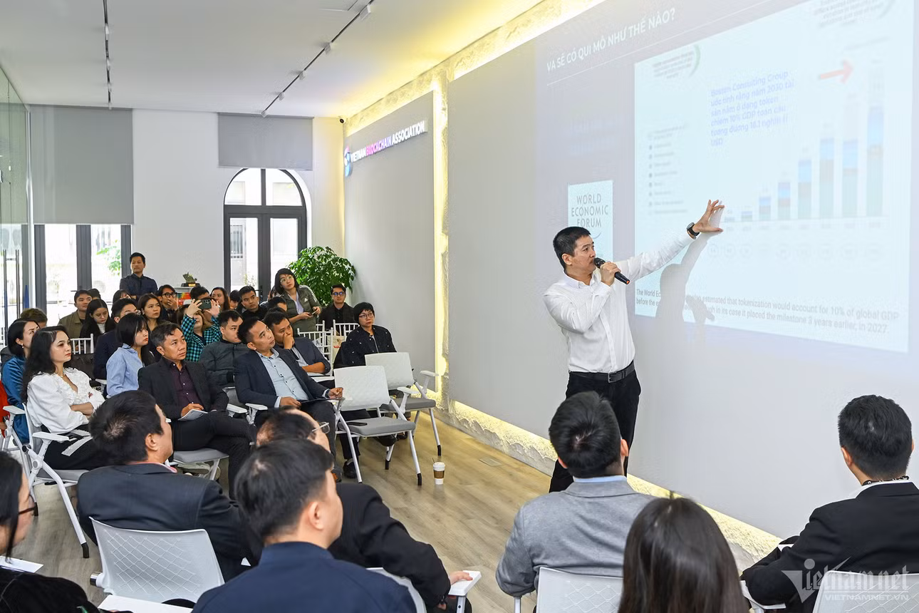 Phó Chủ tịch Hiệp hội Blockchain Việt Nam, ông Phan Đức Trung chia sẻ về quy mô và tác động của thị trường tài sản ảo. Ảnh: Trọng Đạt