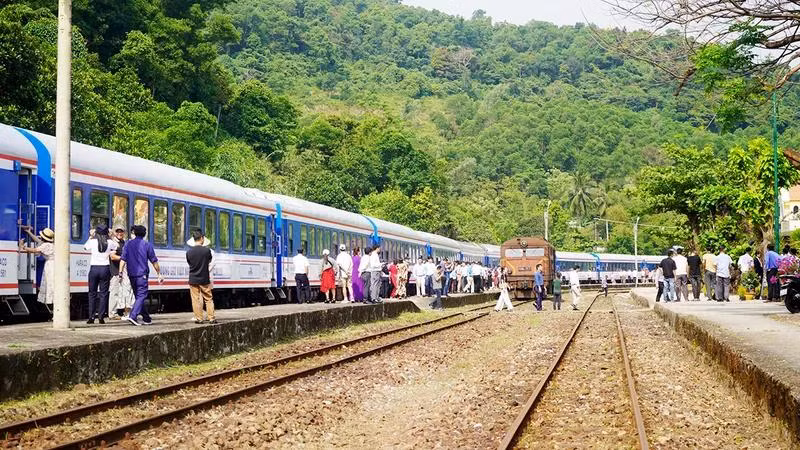 Ngành đường sắt lập nhiều đôi tàu phục vụ nhu cầu đi lại của người dân trong dịp lễ 30/4 và 1/5.