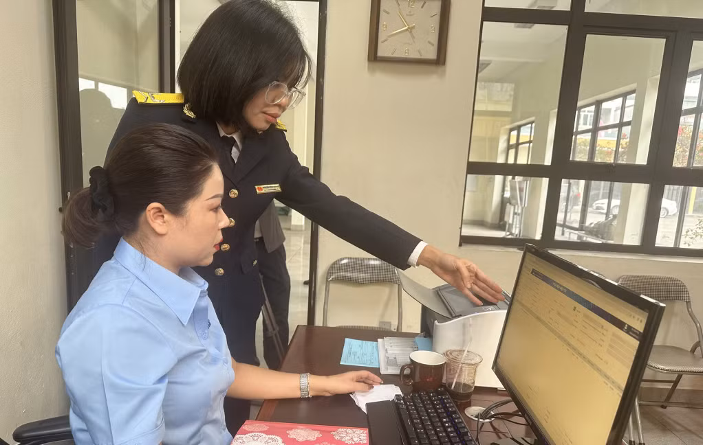 Cán bộ Cục Thuế tỉnh hướng dẫn nhân viên Xí nghiệp Vật tư Cẩm Phả phát hành hóa đơn điện tử theo từng lần bán lẻ.