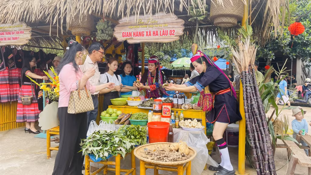 Khai mạc chợ phiên văn hóa vùng cao Hà Lâu.