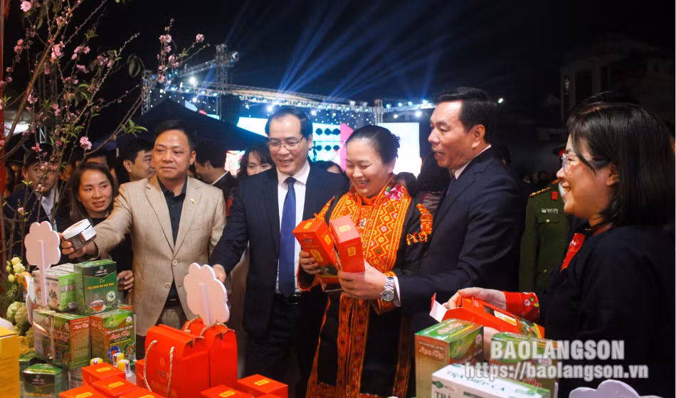 Các đại biểu tham quan gian hàng ngay sau chương trình khai mạc
