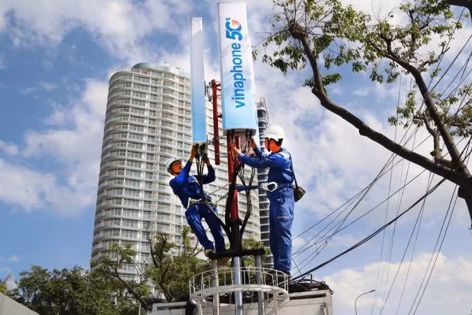 Kỹ thuật viên trên một trạm 5G thử nghiệm của VNPT. Ảnh: Cao Hưng