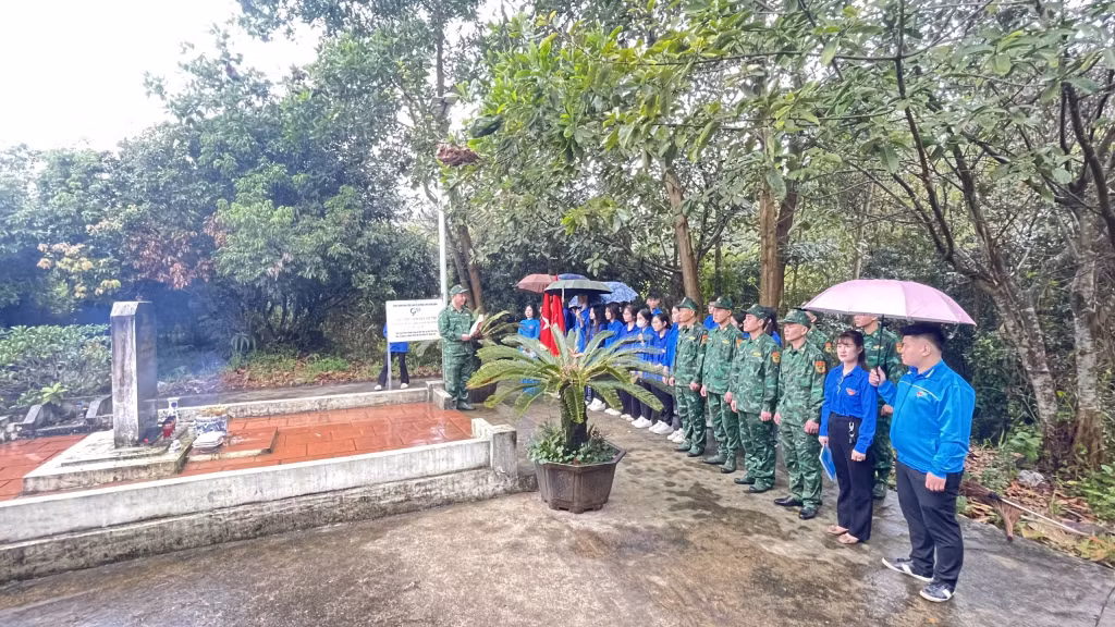 Đại diện Đồn BP Hải Hòa giới thiệu