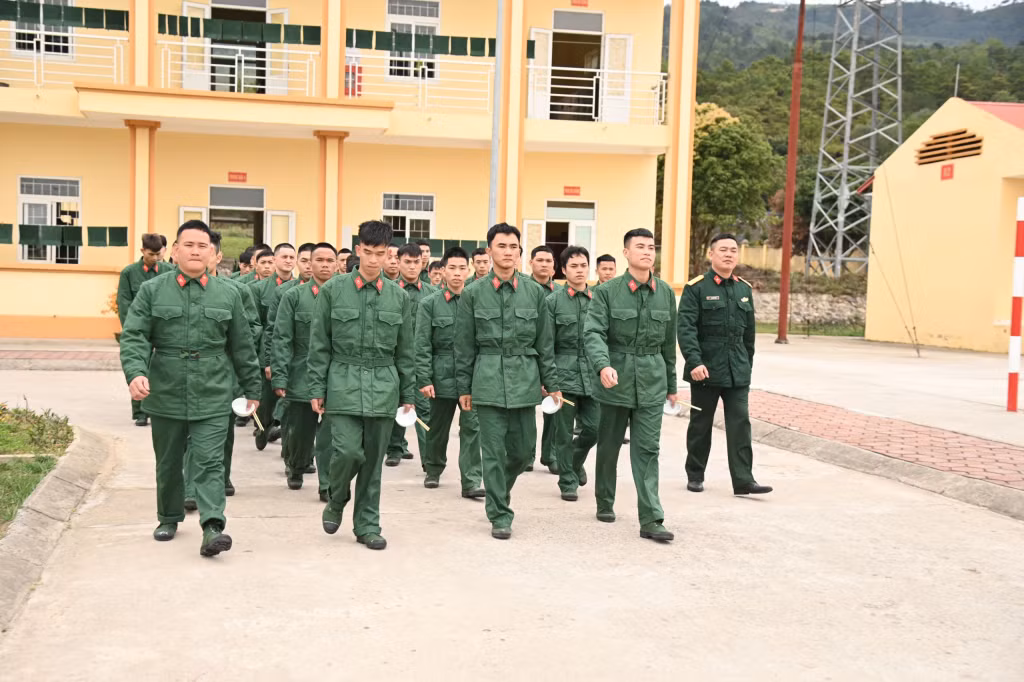 Chiến sĩ mới bắt đầu làm quen với nhịp sinh hoạt trong môi trường quân đội tại Trung đoàn 244.