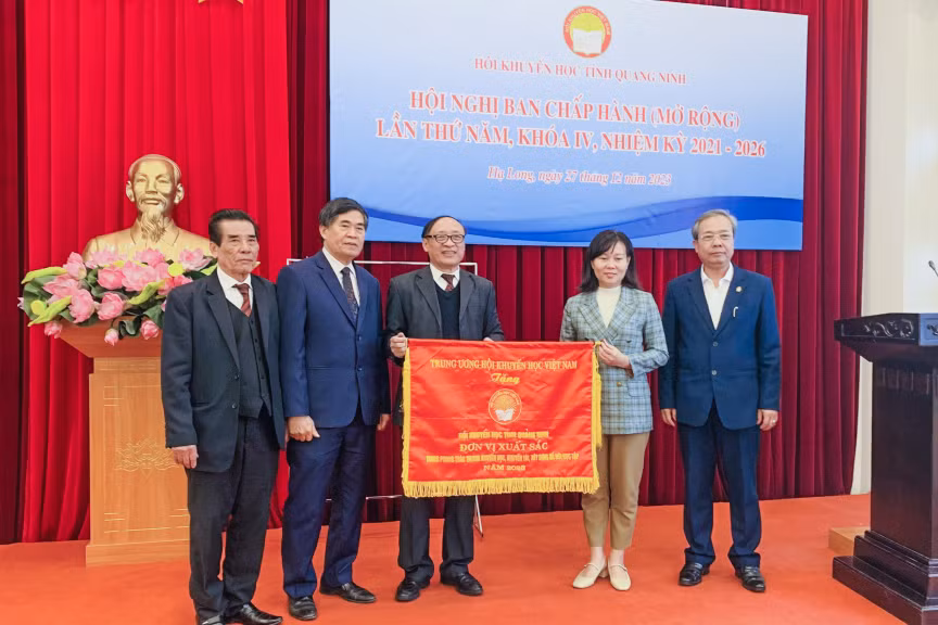 Hội Khuyến học tỉnh Quảng Ninh đón nhận cờ thi đua "Đơn vị xuất sắc" năm 2023 do Trung ương Hội Khuyến học Việt Nam trao tặng.
