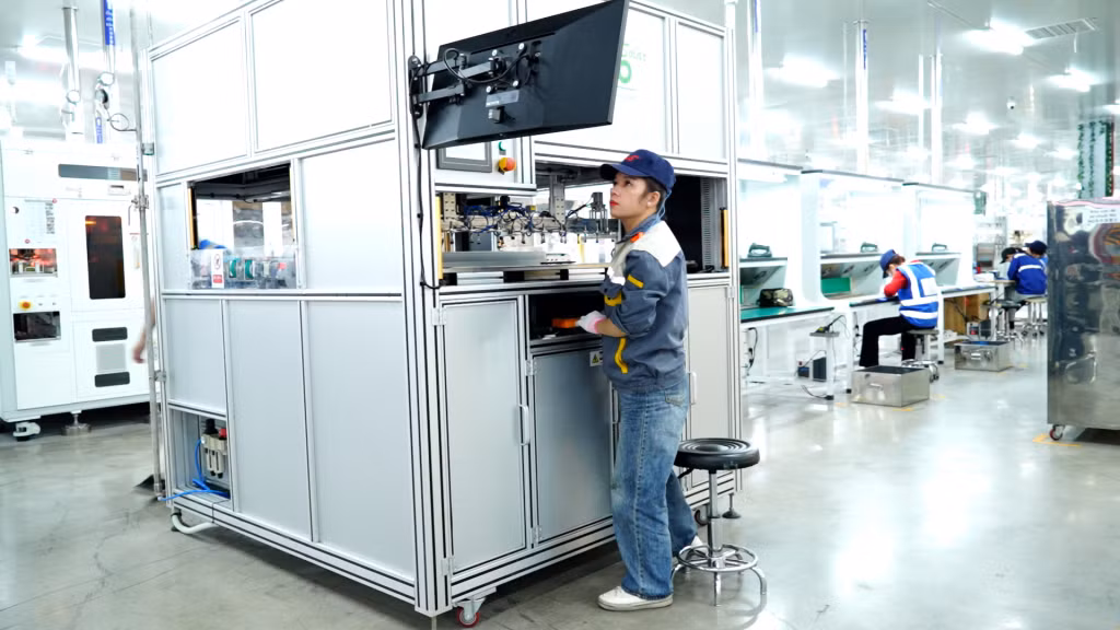 Sản xuất pin năng lượng mặt trời tại Công ty Jinko Solar Việt Nam (KCN Sông Khoai, TX Quảng Yên).