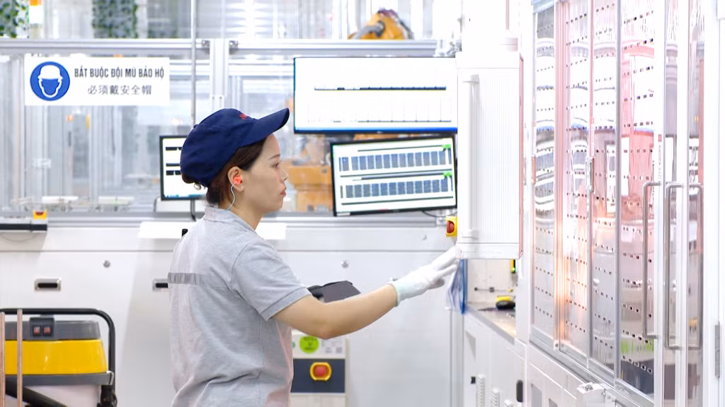 Công nhân làm việc tại Công ty TNHH Công nghiệp JINKO SOLAR (KCN Sông Khoai, TX Quảng Yên).