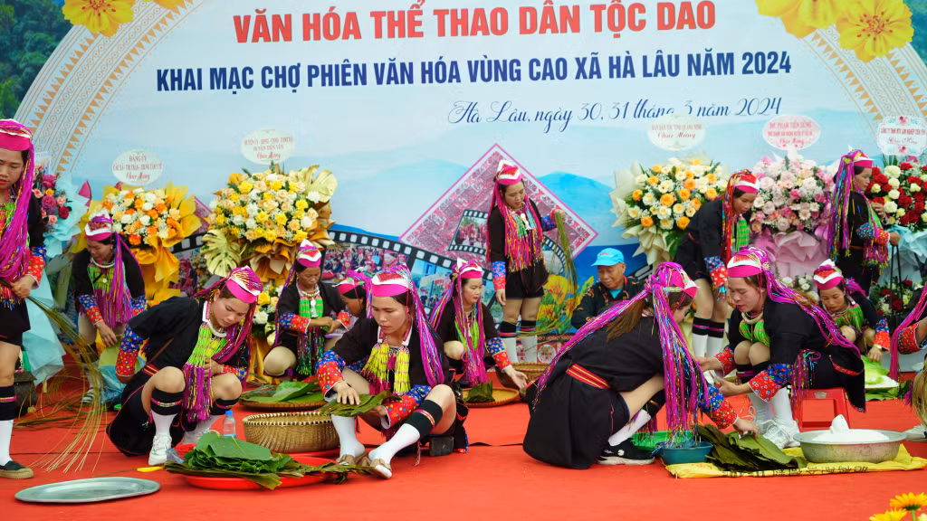 Thi gói bánh chưng gù tại lễ hội.
