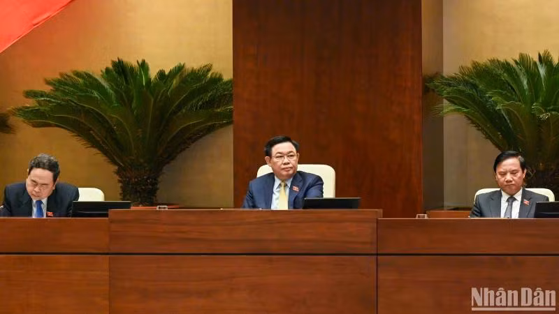 Chủ tịch Quốc hội Vương Đình Huệ và các Phó Chủ tịch Quốc hội dự Hội nghị. Ảnh: DUY LINH