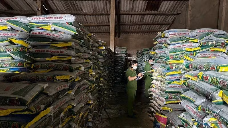 Lực lượng Cảnh sát kinh tế Công an tỉnh Quảng Ngãi kiểm kho phân bón giả của Công ty trách nhiệm hữu hạn một thành viên Việt Đức. (Ảnh: Công an tỉnh Quảng Ngãi cung cấp)