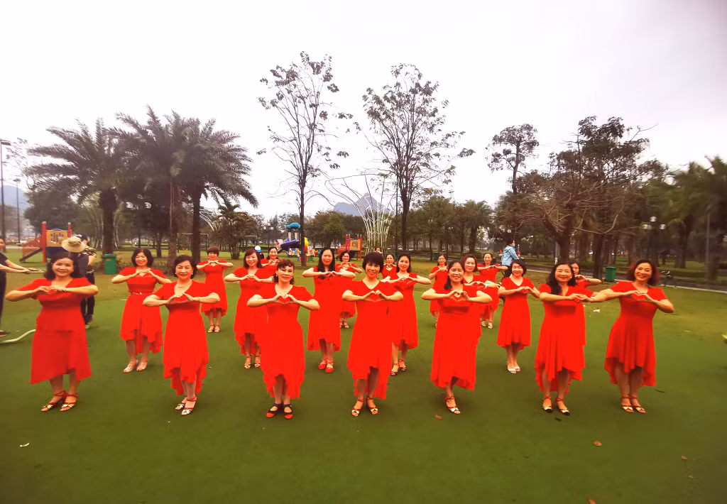 Giờ tập luyện của các thành viên CLB Dân vũ Công viên Hạ Long.