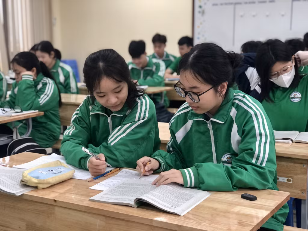 Học sinh lớp 12, Trường THPT Hoành Bồ (TP Hạ Long) ôn luyện cho Kỳ thi tốt nghiệp THPT năm 2024.