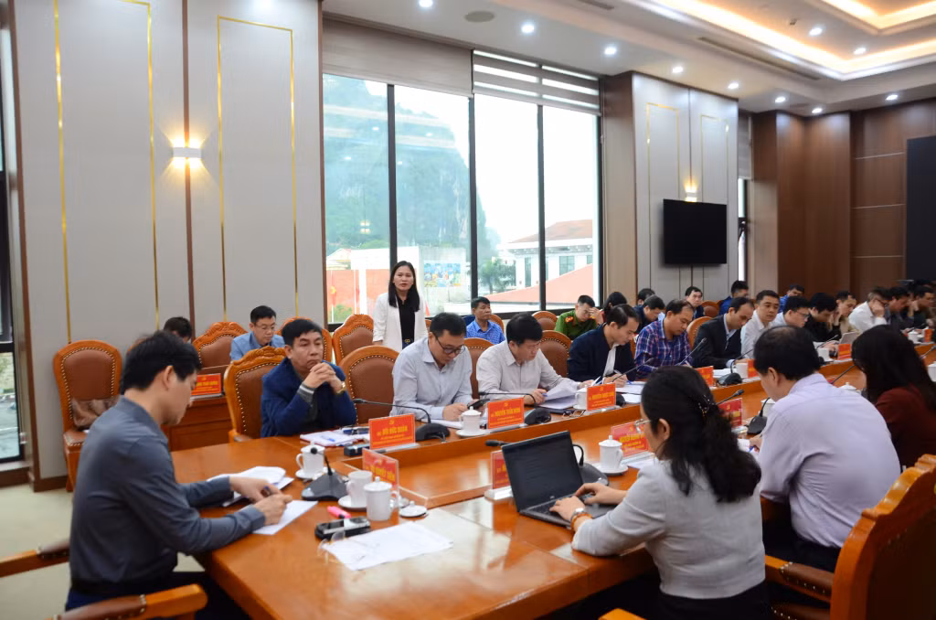 Đại diện chủ đầu tư Dự án KCN Việt Hưng báo cáo tiến độ triển khai dự án tại cuộc họp với Ban chỉ đạo công tác GPMB và triển khai các dự án đầu tư trọng điểm, động lực trên địa bàn TP Hạ Long.
