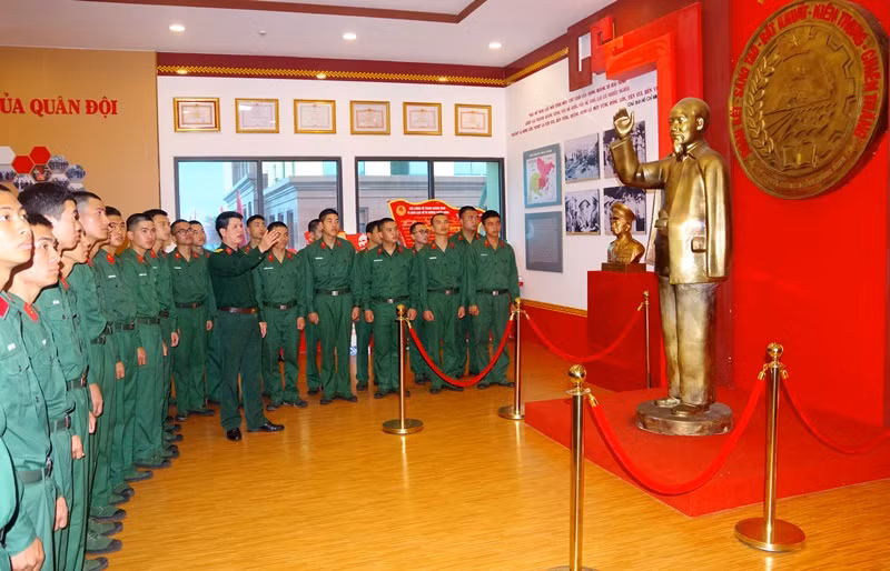 Cán bộ Bộ CHQS tỉnh giới thiệu về truyền thống LLVT tỉnh Quảng Ninh cho các chiến sĩ mới.