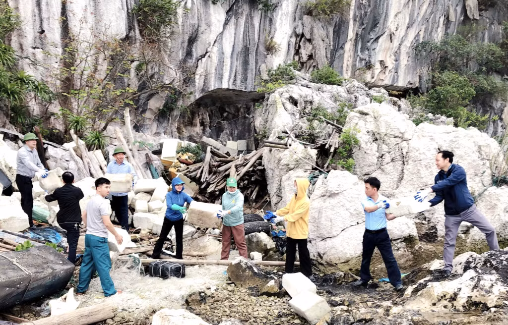 Các địa phương của huyện Vân Đồn ra quân thu gom phao xốp, xử lý rác thải. làm sạch biển.