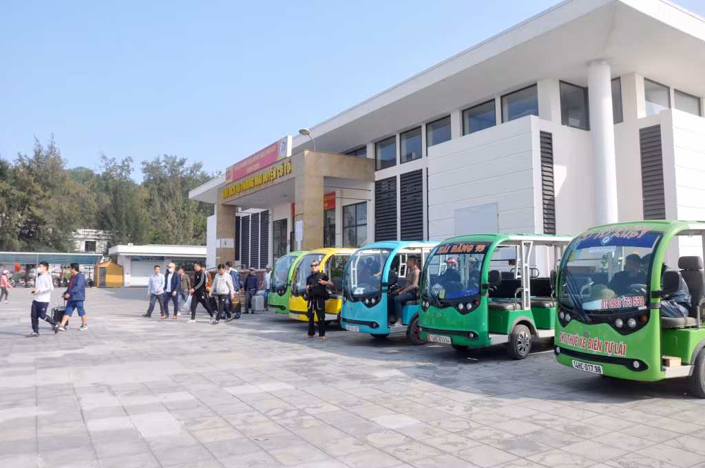 Xe điện phục vụ chở khách tại khu vực Cảng tàu Cô Tô.