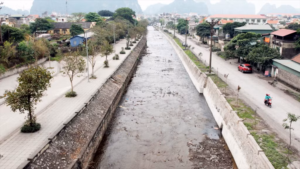Các tuyến suối chảy từ mỏ qua khu dân cư cũng đã được các đơn vị ngành than nạo vét, khơi thông, đảm bảo an toàn cho người dân mùa mưa bão