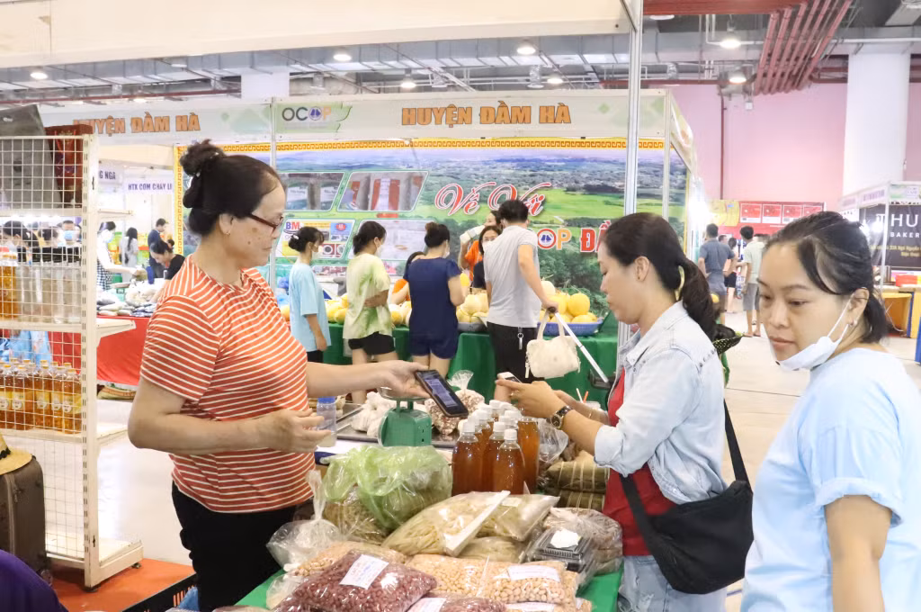 Người dân thanh toán không dùng tiền mặt tại Hội chợ OCOP Quảng Ninh - Hè 2023. Ảnh: Minh Đức