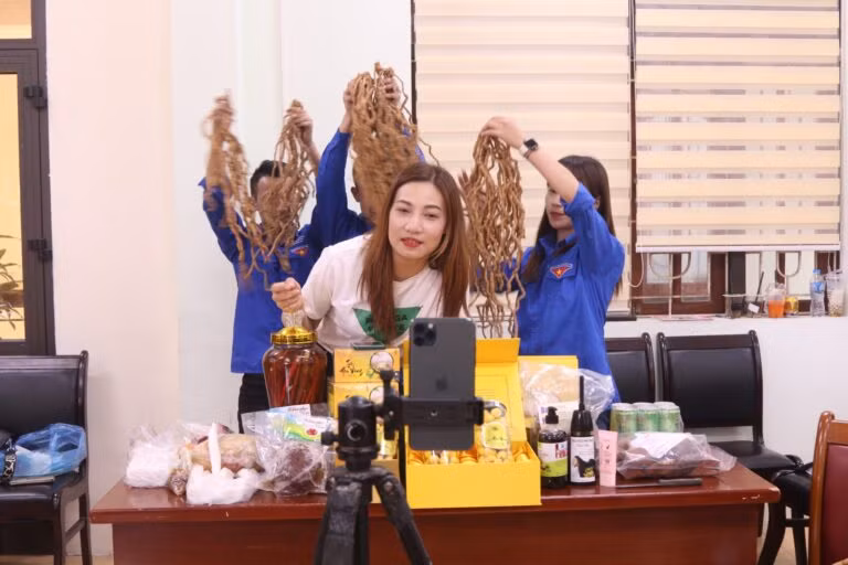 ĐVTN livestream trên các nền tảng Facebook, Tiktok quảng bá và giới thiệu các nông sản địa phương. Ảnh: Tỉnh Đoàn cung cấp