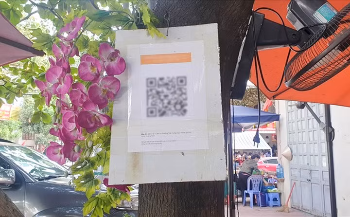 Mã QR “tự chế” với nhiều kiểu khác nhau, dễ dàng bắt gặp ở các hộ kinh doanh nhỏ lẻ