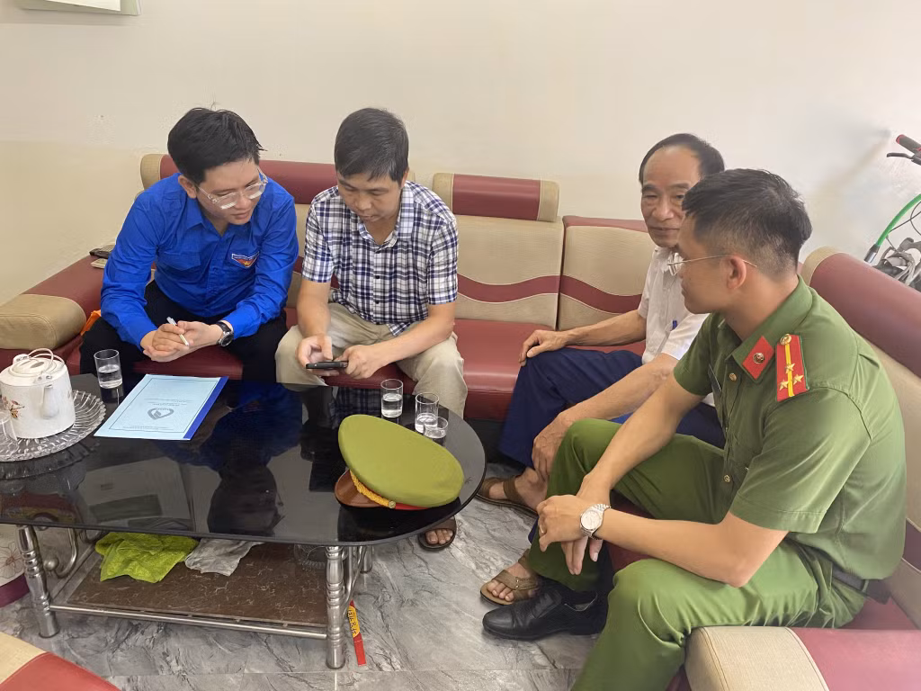 Tổ công nghệ số thị trấn Quảng Hà (Hải Hà) tuyên truyền, hướng dẫn người dân tại nhà các tiện ích của chuyển đổi số.