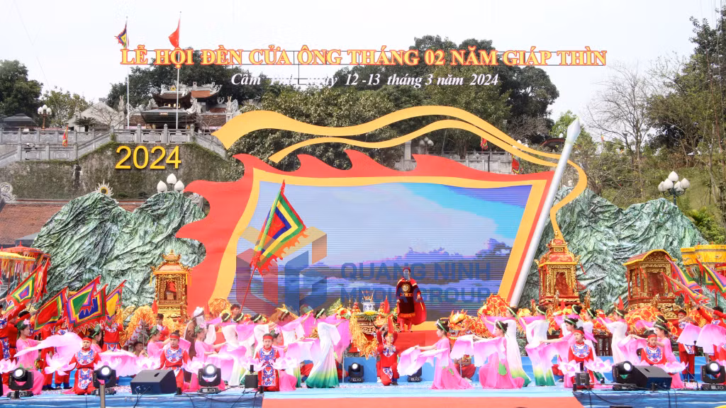 Màn sử thi Dấu thiêng lưu tích mô tả sự nghiệp đánh giặc giữ nước của Hưng Nhượng Đại Vương Trần Quốc Tảng và quân dân nhà Trần tại lễ hội (3-2024). Ảnh: Nguyễn Dung