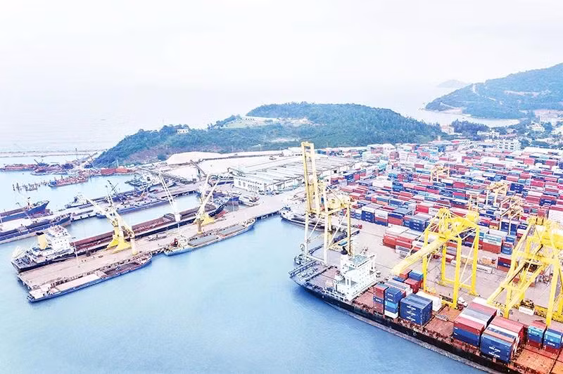 Bốc xếp hàng container ở cảng Đà Nẵng.