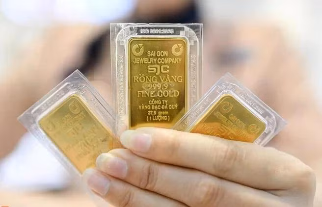 Giá vàng miếng trong nước thường cao hơn thế giới 17 triệu đồng. (Ảnh: Vietnam+)