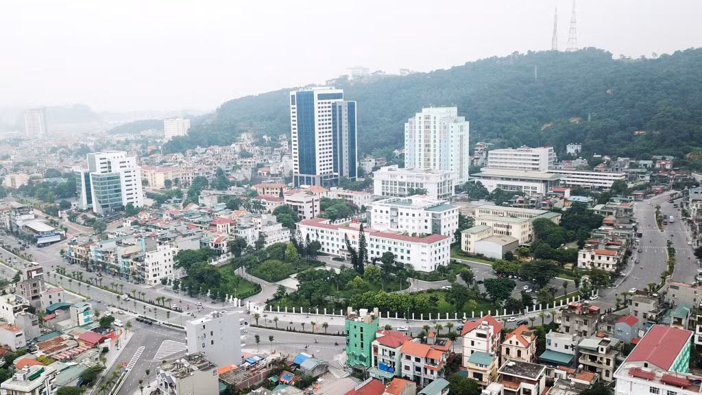 Trung tâm Phục vụ hành chính công tỉnh nằm trong quần thể khối các cơ quan hành chính của tỉnh tại phường Hồng Hà (TP Hạ Long).