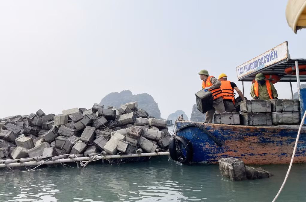 Các lực lượng chức năng của TP Cẩm Phả thu gom phao xốp.