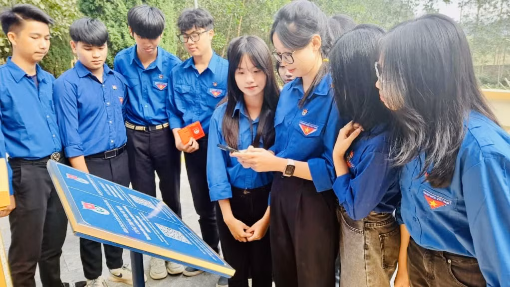 ĐVTN quét mã QR Code tìm hiểu lịch sử Nhà bia di tích lịch sử Khe Cả (xã Sơn Dương).