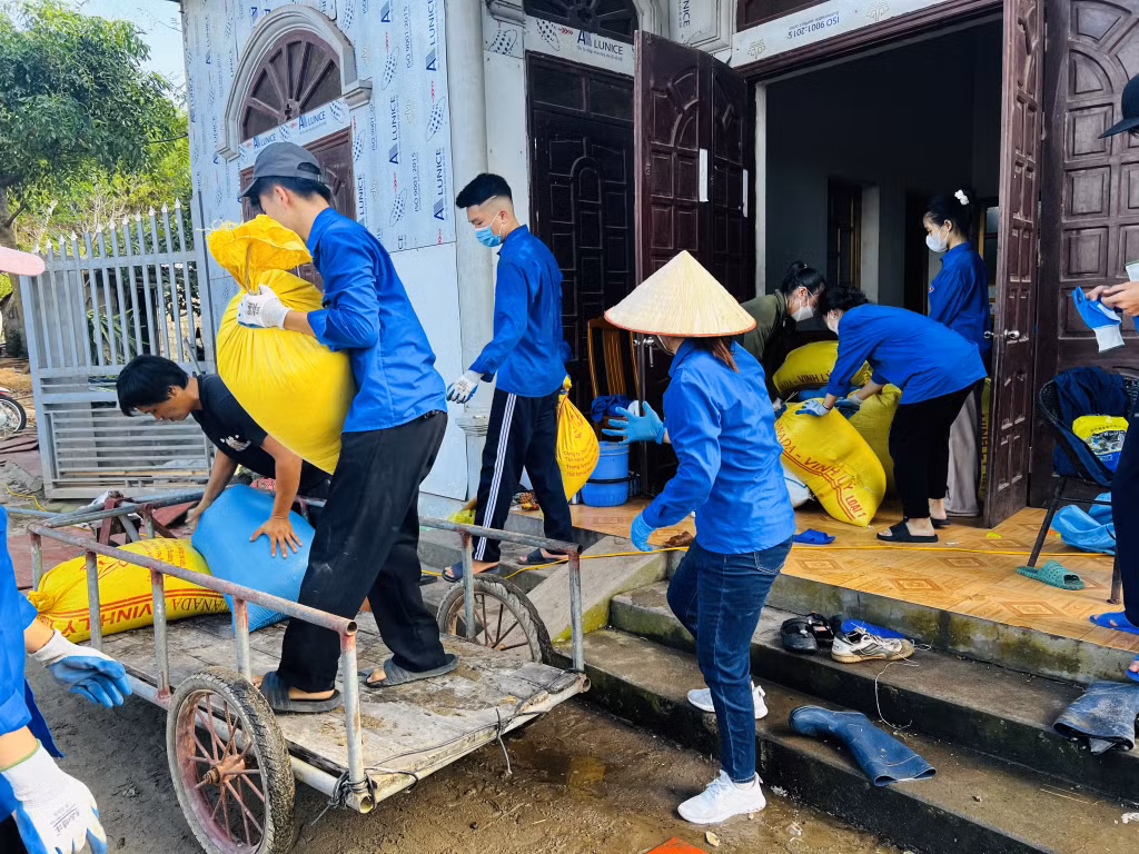 ĐVTN xã Đoàn Kết hỗ trợ người dân di dời GPMB phục vụ Dự án CCN Vân Đồn.