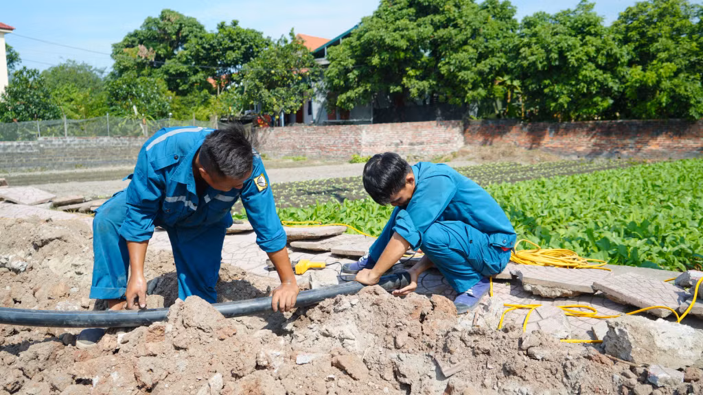 Công nhân Xí nghiệp nước Quảng Yên lắp đặt đường ống cung cấp nước sạch cho người dân. Ảnh: Minh Yến