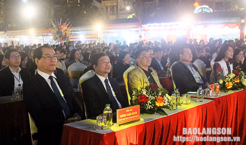 Đồng chí Dương Xuân Huyên, Ủy viên Ban Thường vụ Tỉnh ủy, Phó Chủ tịch Thường trực UBND tỉnh và các đại biểu tham dự chương trình khai mạc