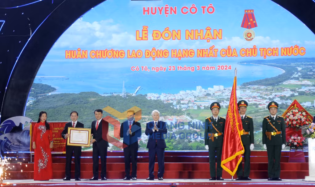 Thừa ủy quyền, đồng chí Đỗ Văn Chiến, Bí thư Trung ương Đảng, Chủ tịch Ủy ban Trung ương MTTQ Việt Nam trao Huân chương Lao động hạng Nhất của Chủ tịch nước cho Đảng bộ, chính quyền, quân và dân huyện Cô Tô (3-2024). Ảnh: Thu Chung